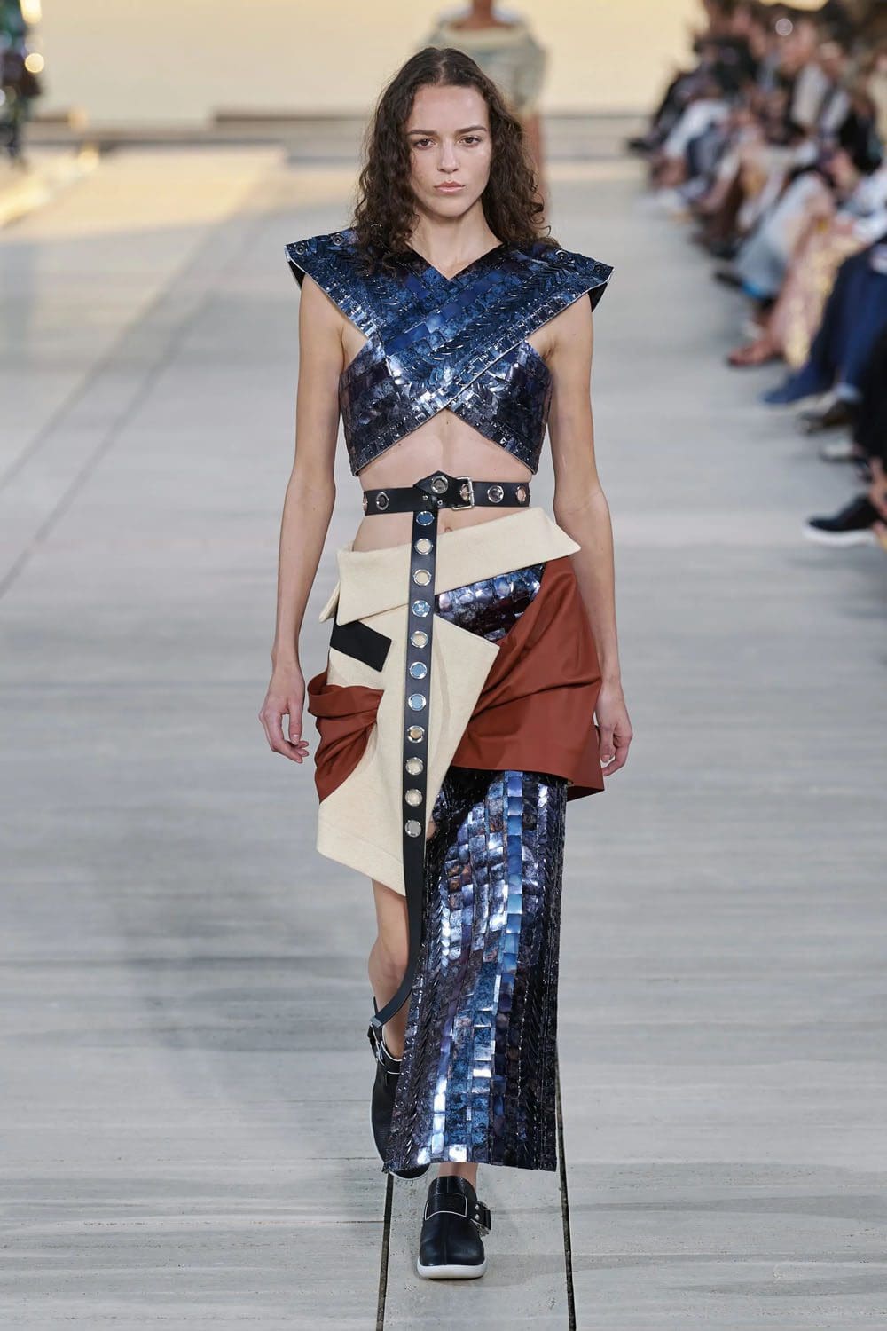complejo de cruceros louis vuitton 2023 runway revista (16)