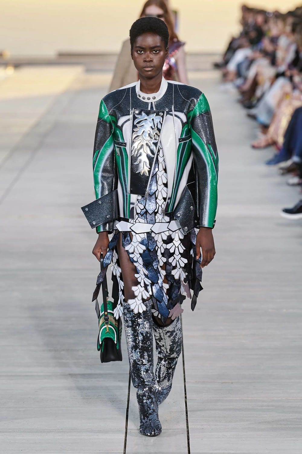 complejo de cruceros louis vuitton 2023 runway revista (19)