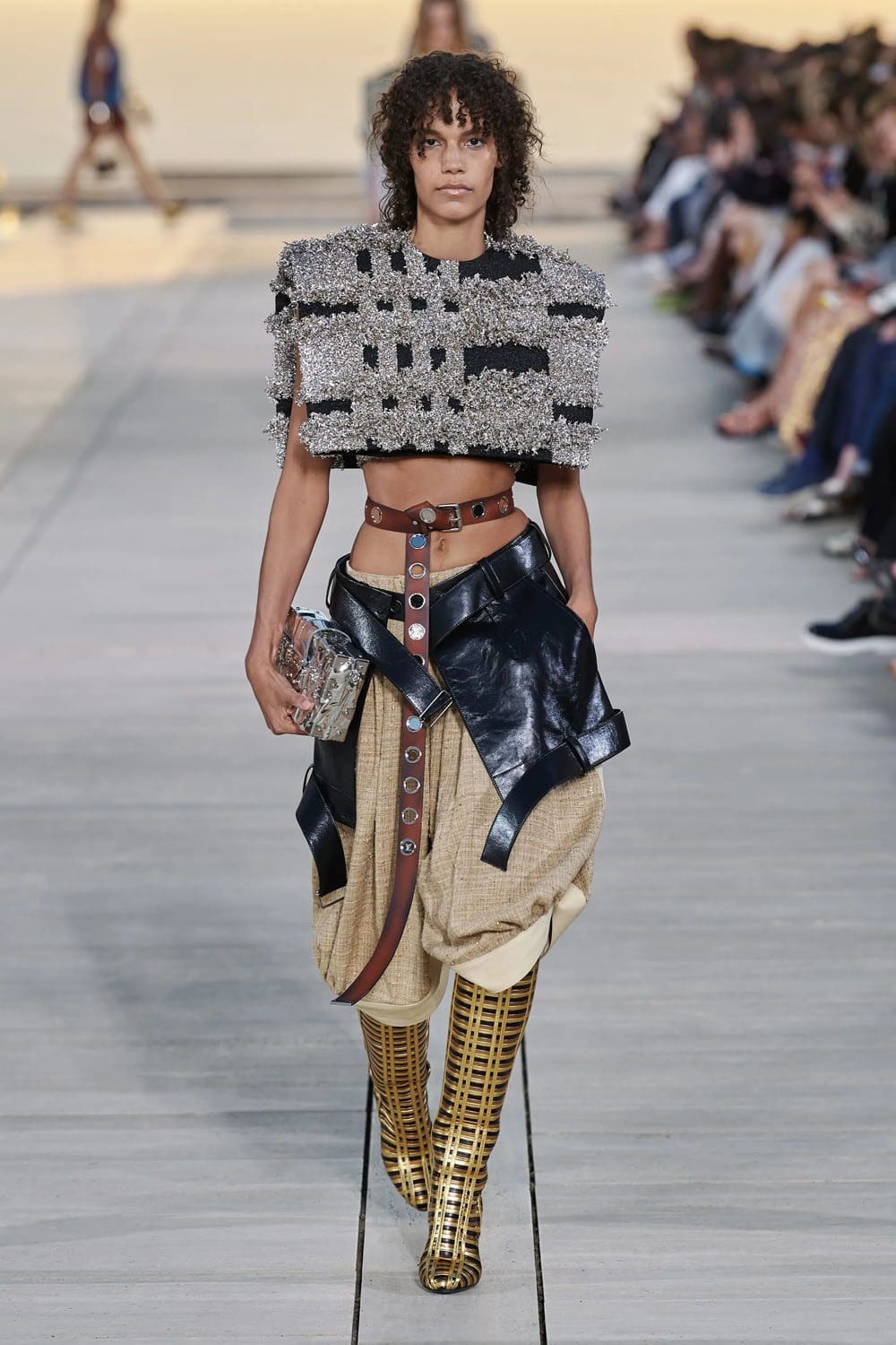 complejo de cruceros louis vuitton 2023 runway revista (27)