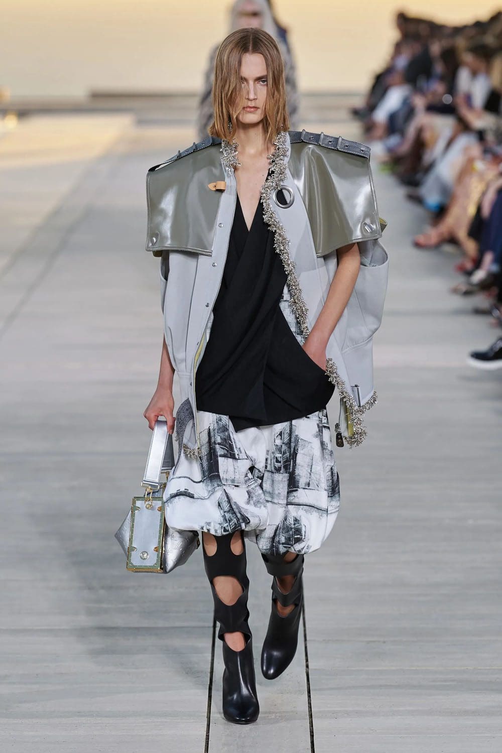 complejo de cruceros louis vuitton 2023 runway revista (28)