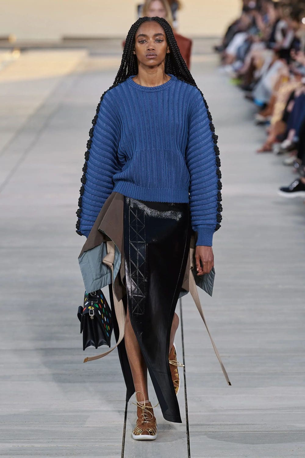 complejo de cruceros louis vuitton 2023 runway revista (30)