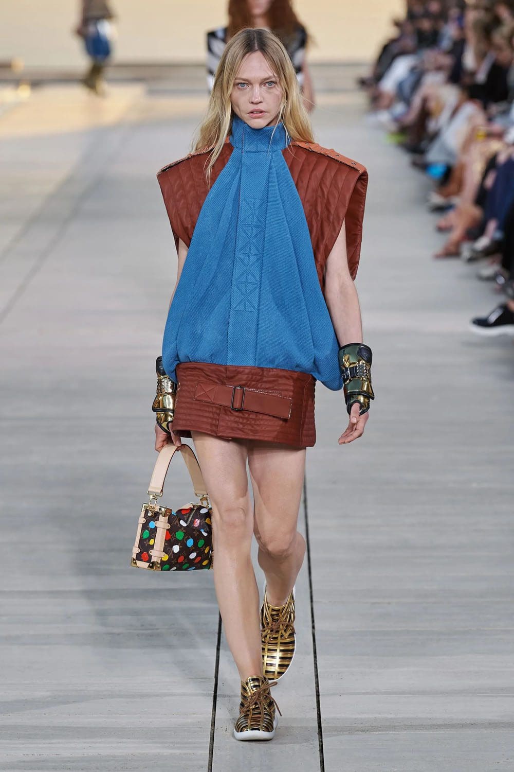 complejo de cruceros louis vuitton 2023 runway revista (31)