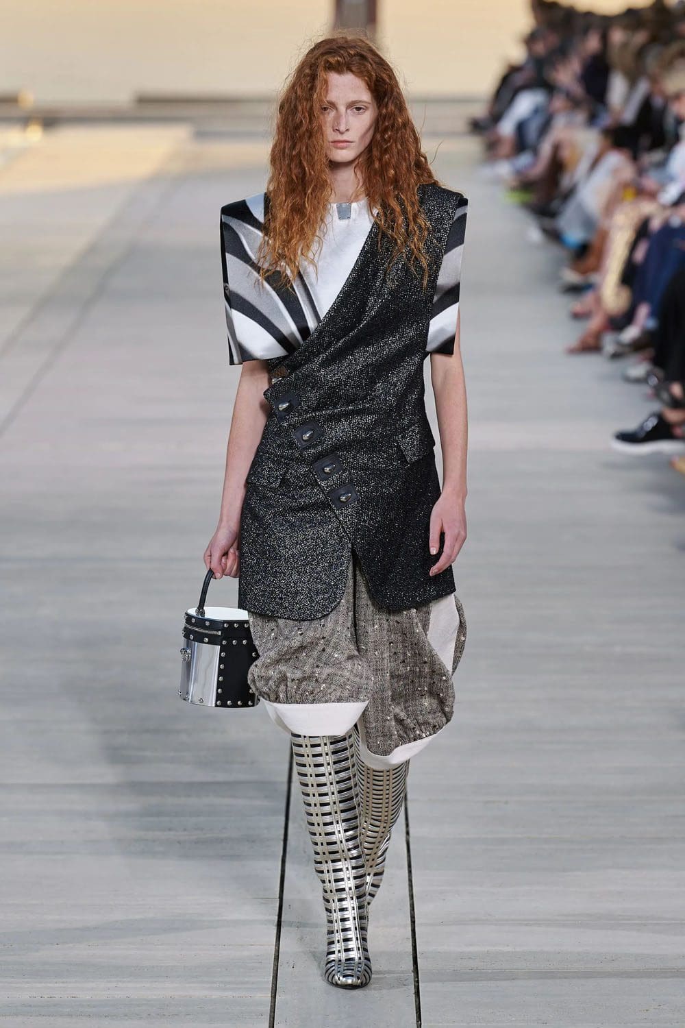 complejo de cruceros louis vuitton 2023 runway revista (32)