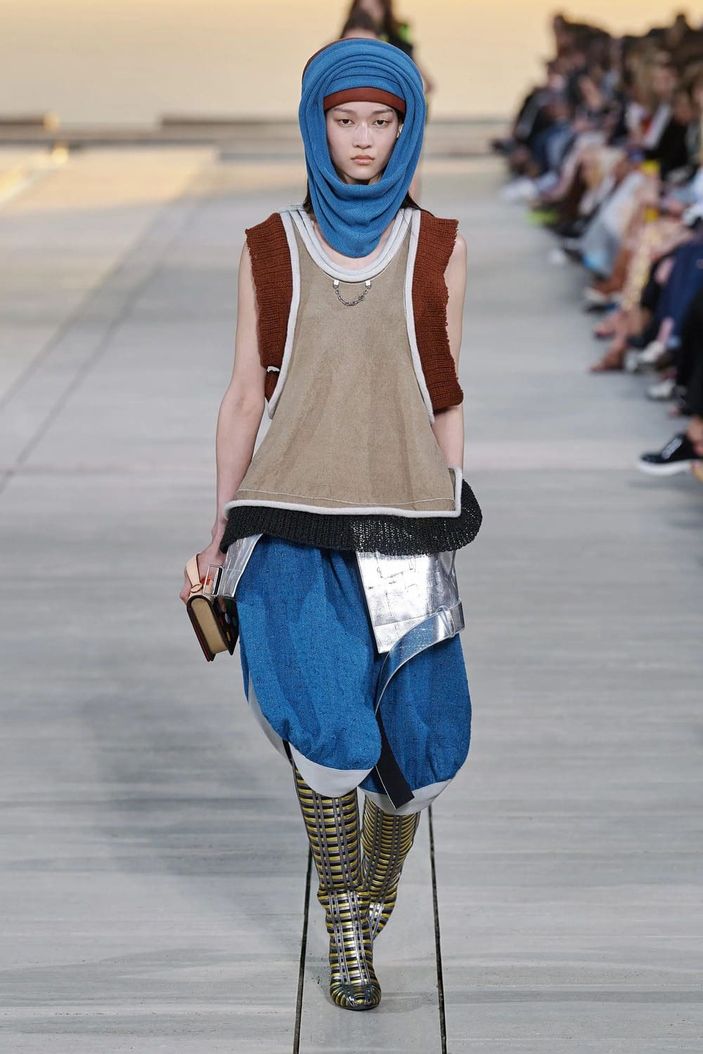 complejo de cruceros louis vuitton 2023 runway revista (33)