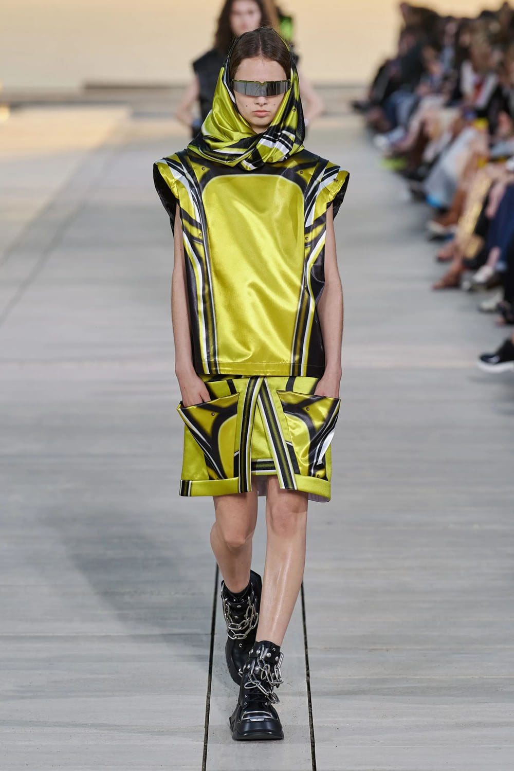 complejo de cruceros louis vuitton 2023 runway revista (34)
