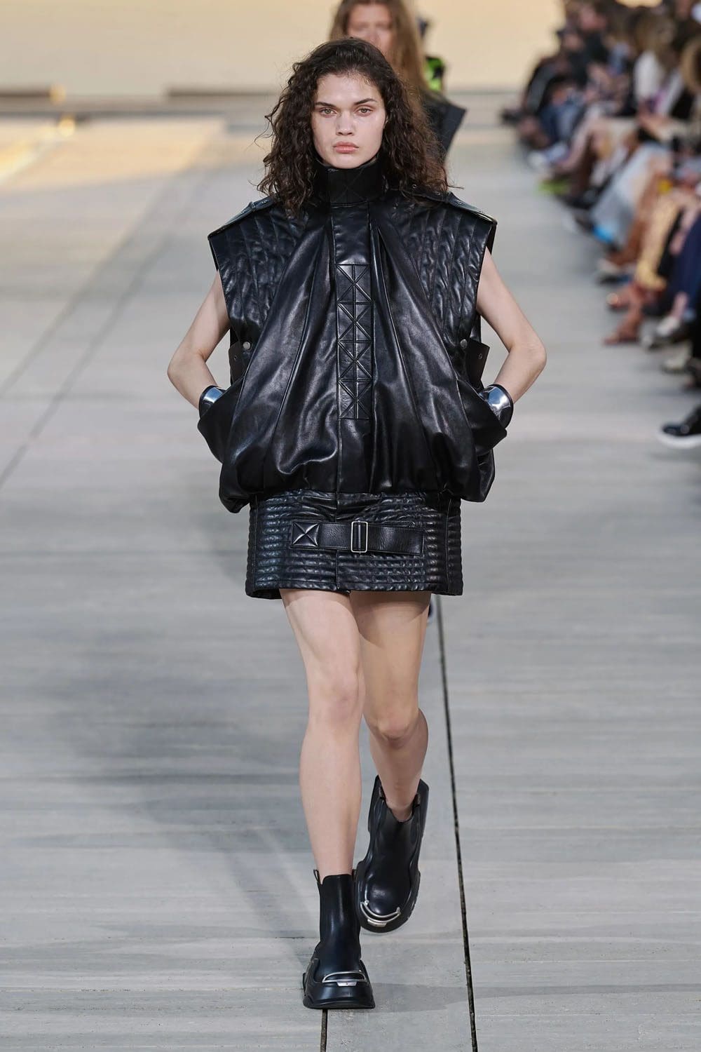 complejo de cruceros louis vuitton 2023 runway revista (35)