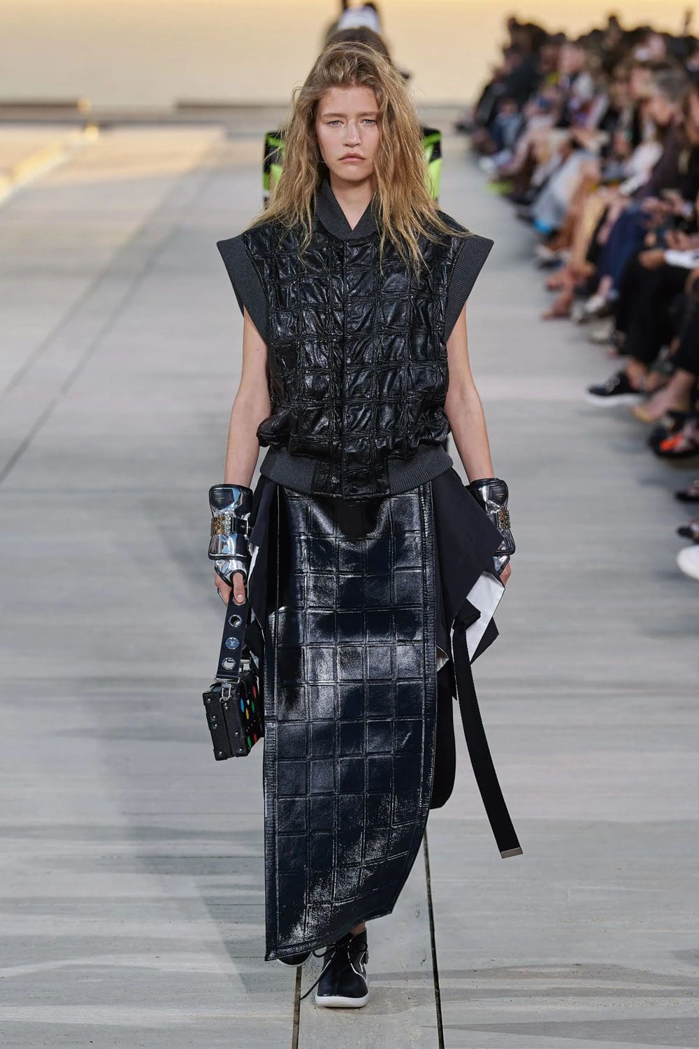 complejo de cruceros louis vuitton 2023 runway revista (36)