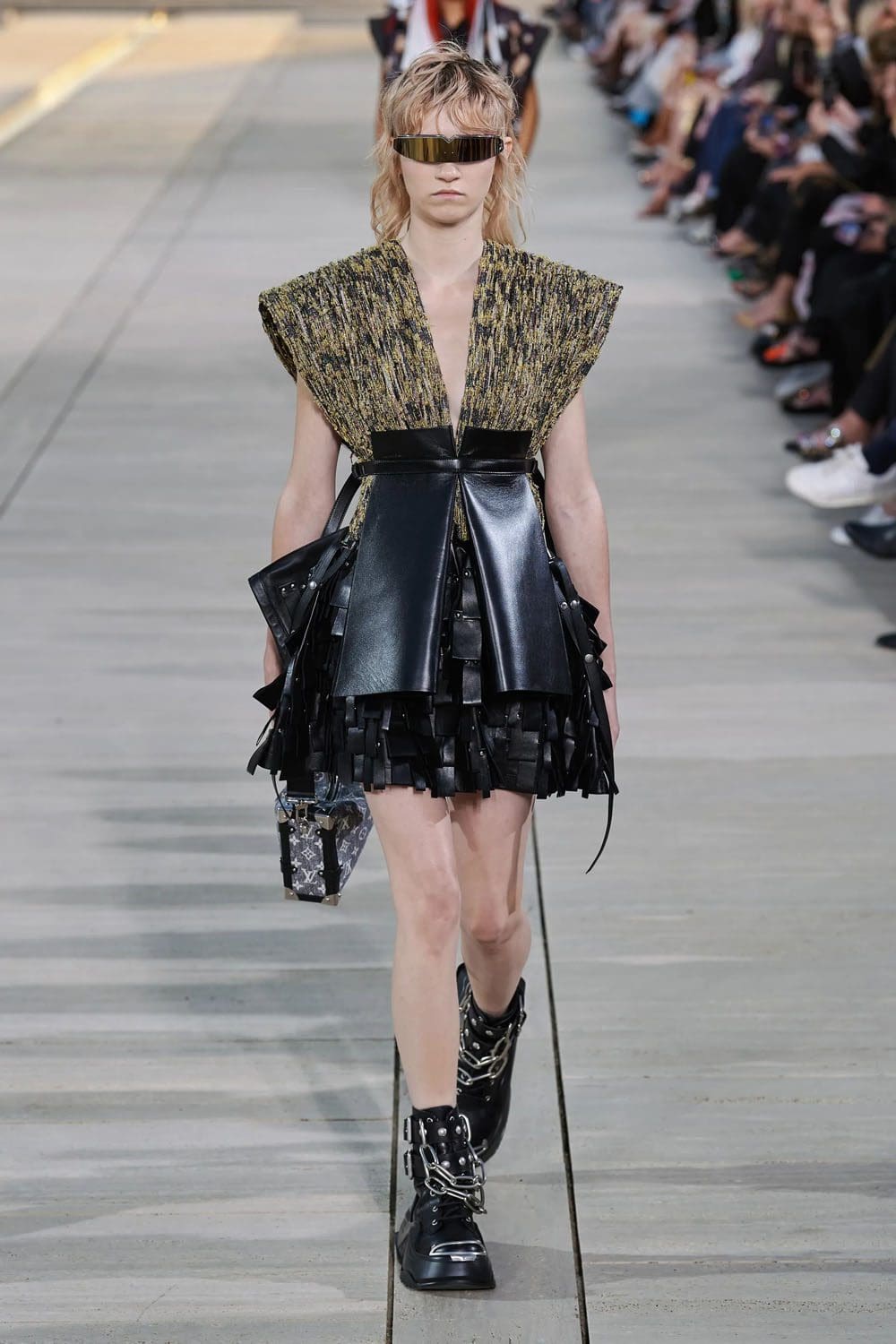 complejo de cruceros louis vuitton 2023 runway revista (38)