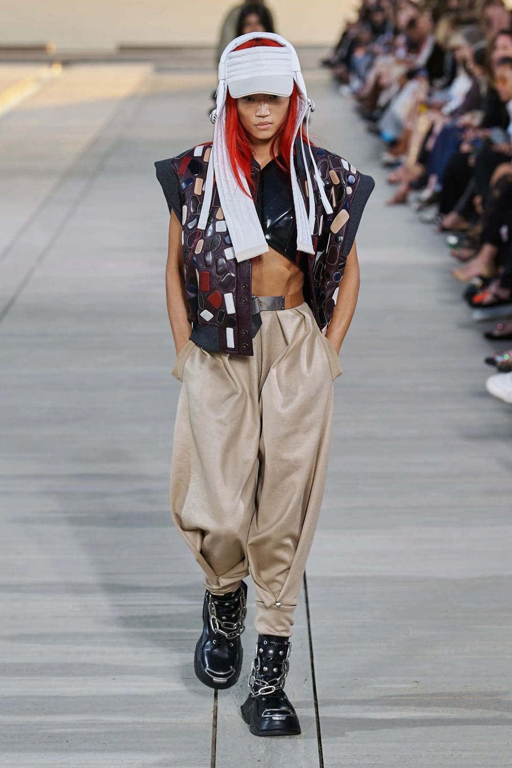 complejo de cruceros louis vuitton 2023 runway revista (39)