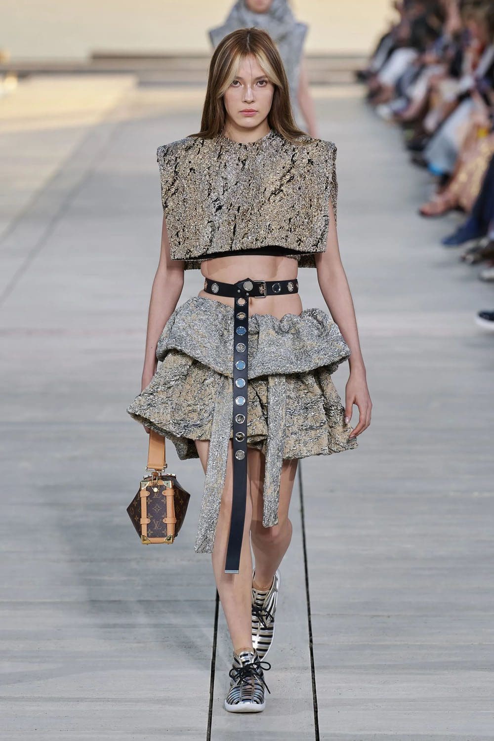 complejo de cruceros louis vuitton 2023 runway revista (4)