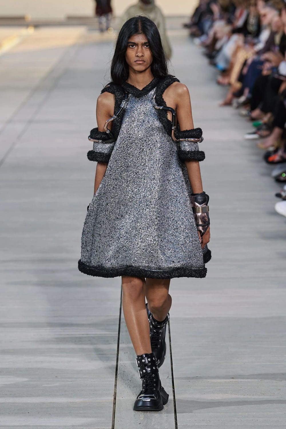 complejo de cruceros louis vuitton 2023 runway revista (40)