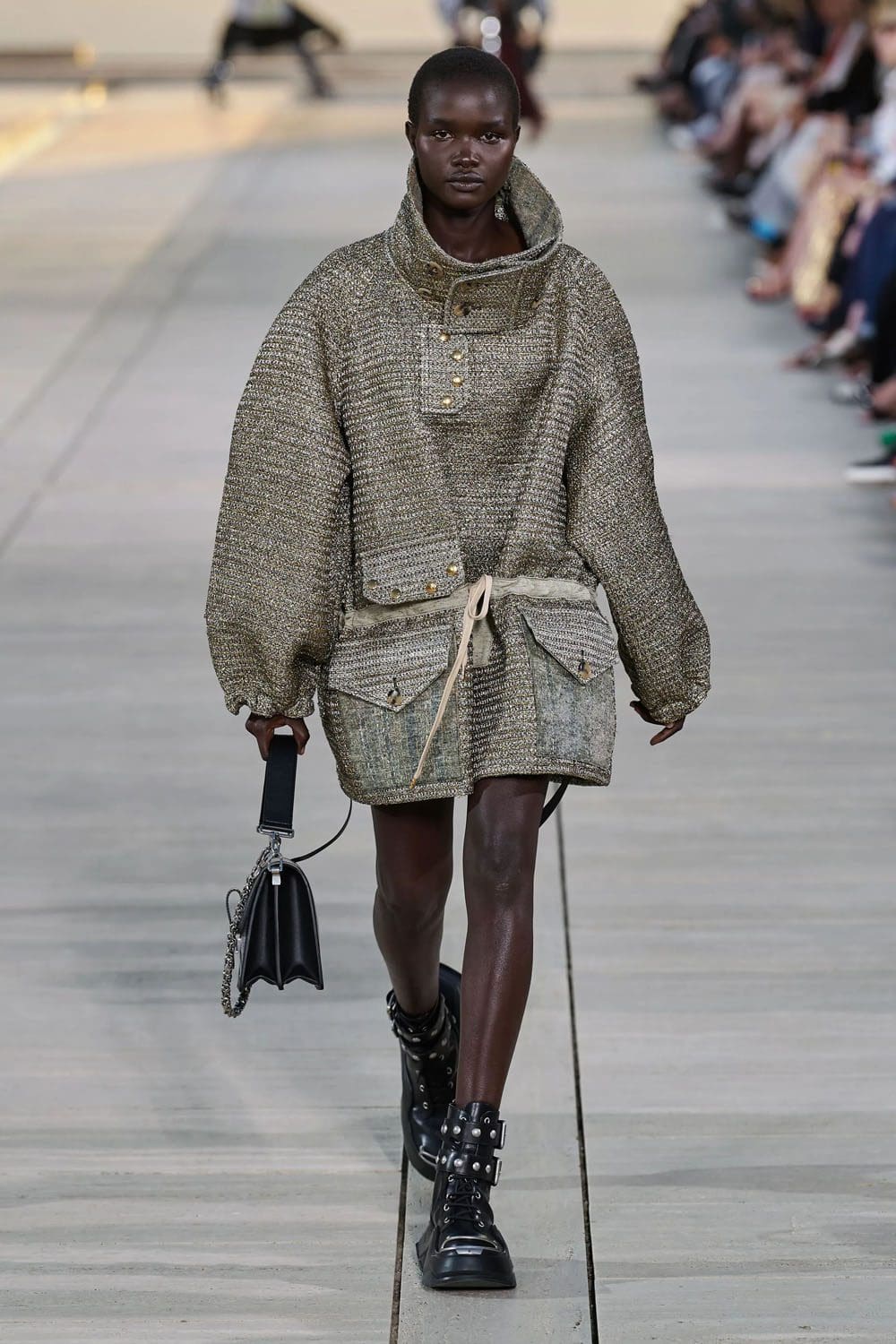 complejo de cruceros louis vuitton 2023 runway revista (41)