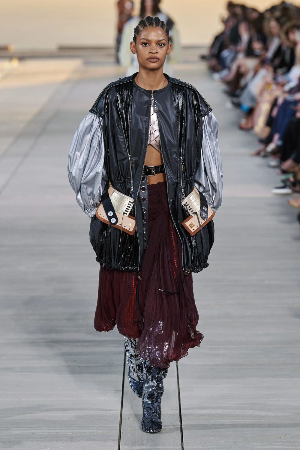 complejo de cruceros louis vuitton 2023 runway revista (42)