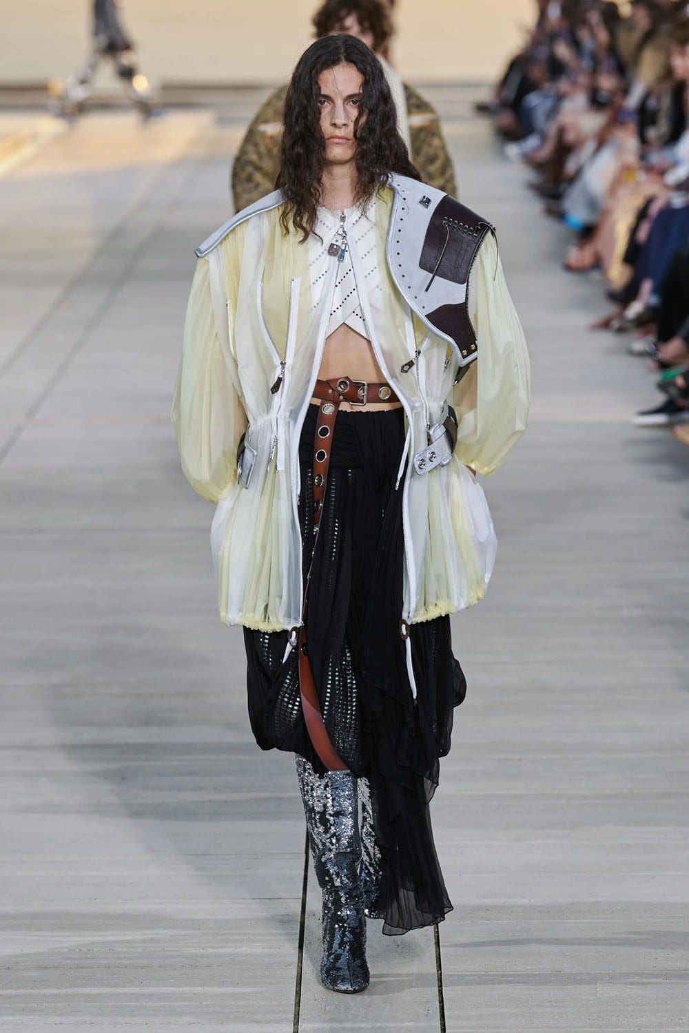 complejo de cruceros louis vuitton 2023 runway revista (43)