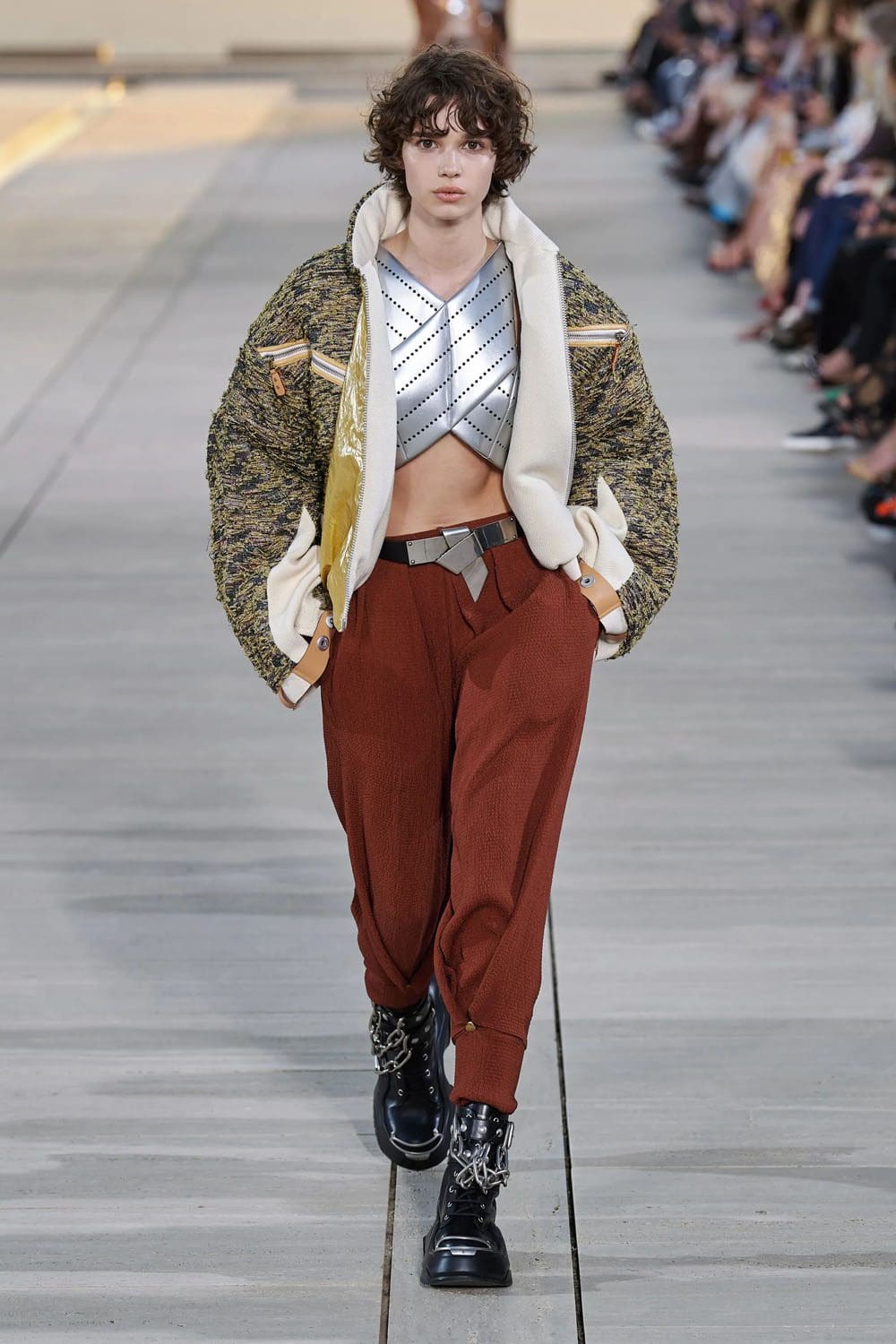 complejo de cruceros louis vuitton 2023 runway revista (44)