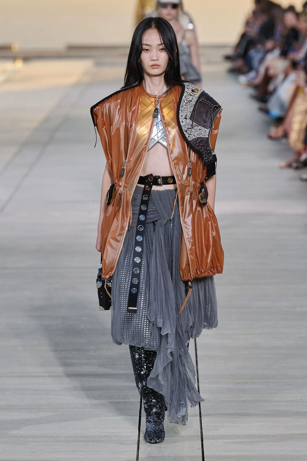 complejo de cruceros louis vuitton 2023 runway revista (45)