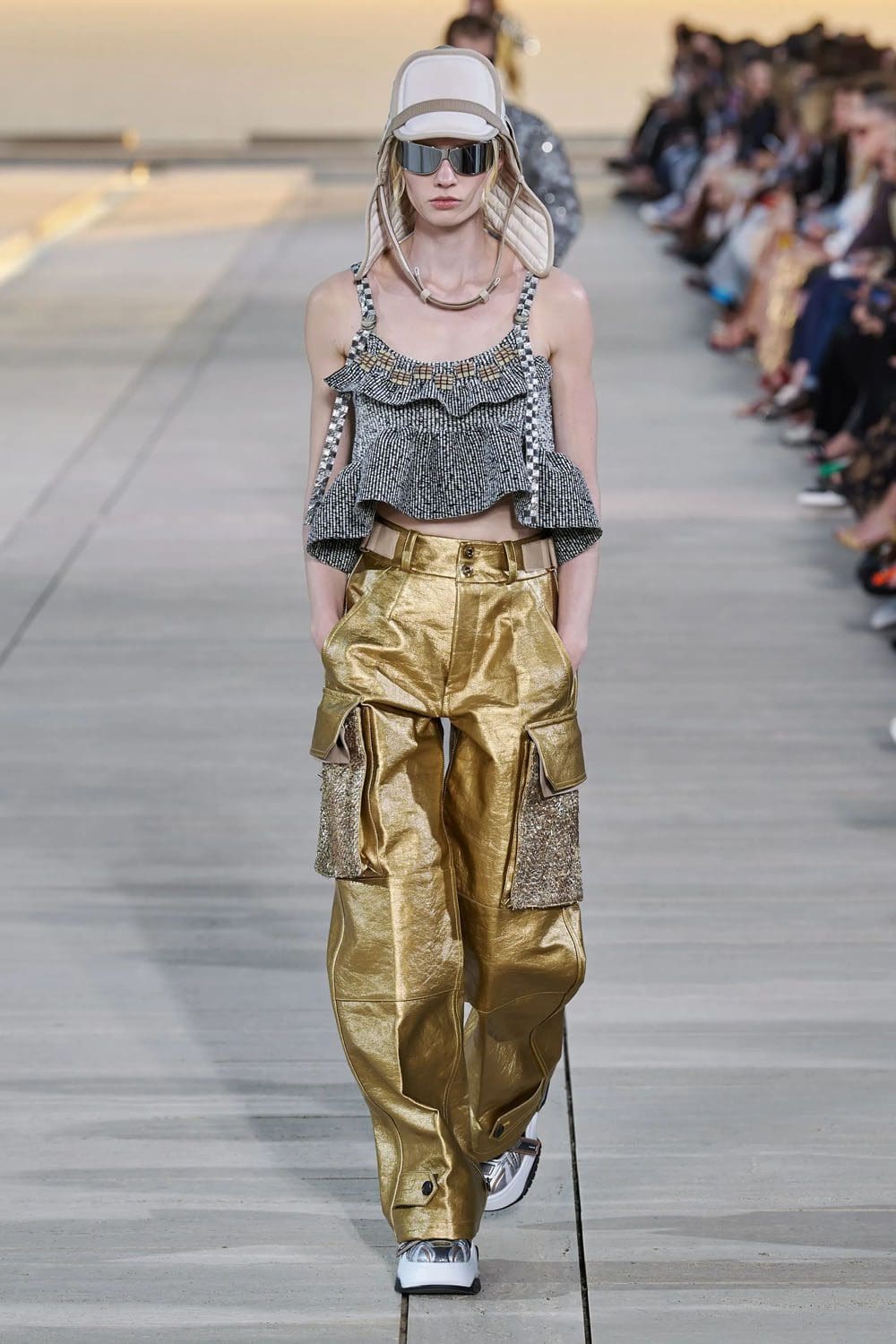 complejo de cruceros louis vuitton 2023 runway revista (46)
