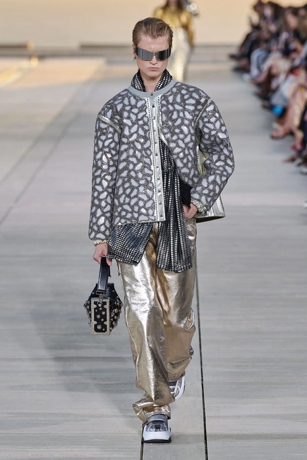 complejo de cruceros louis vuitton 2023 runway revista (47)