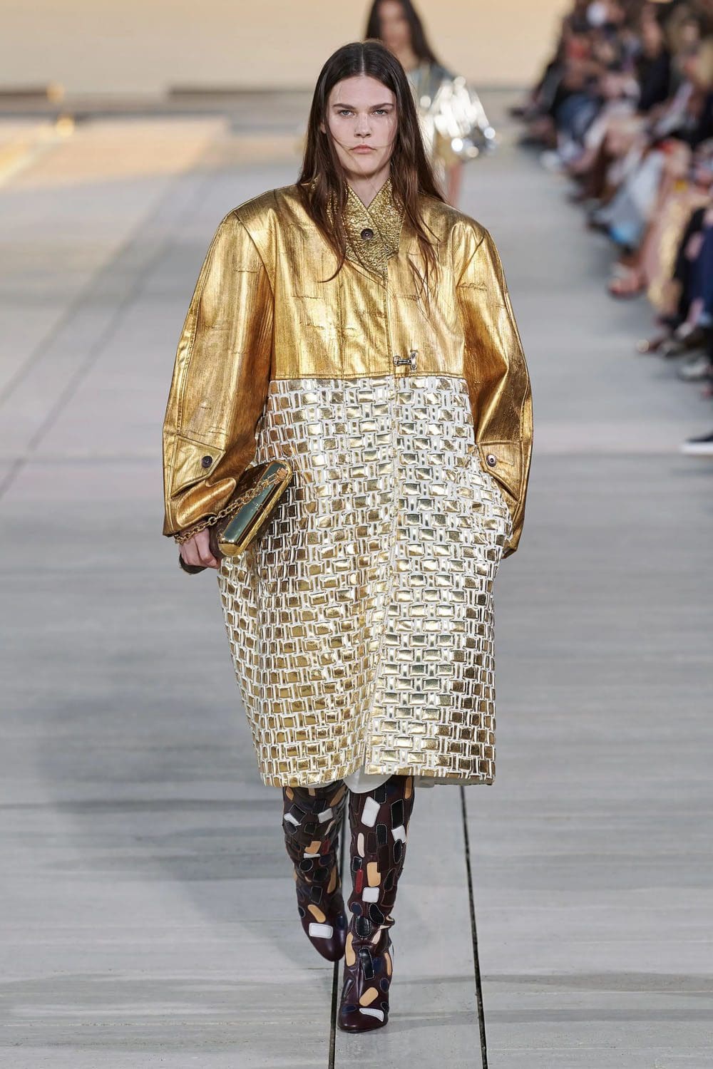 complejo de cruceros louis vuitton 2023 runway revista (48)