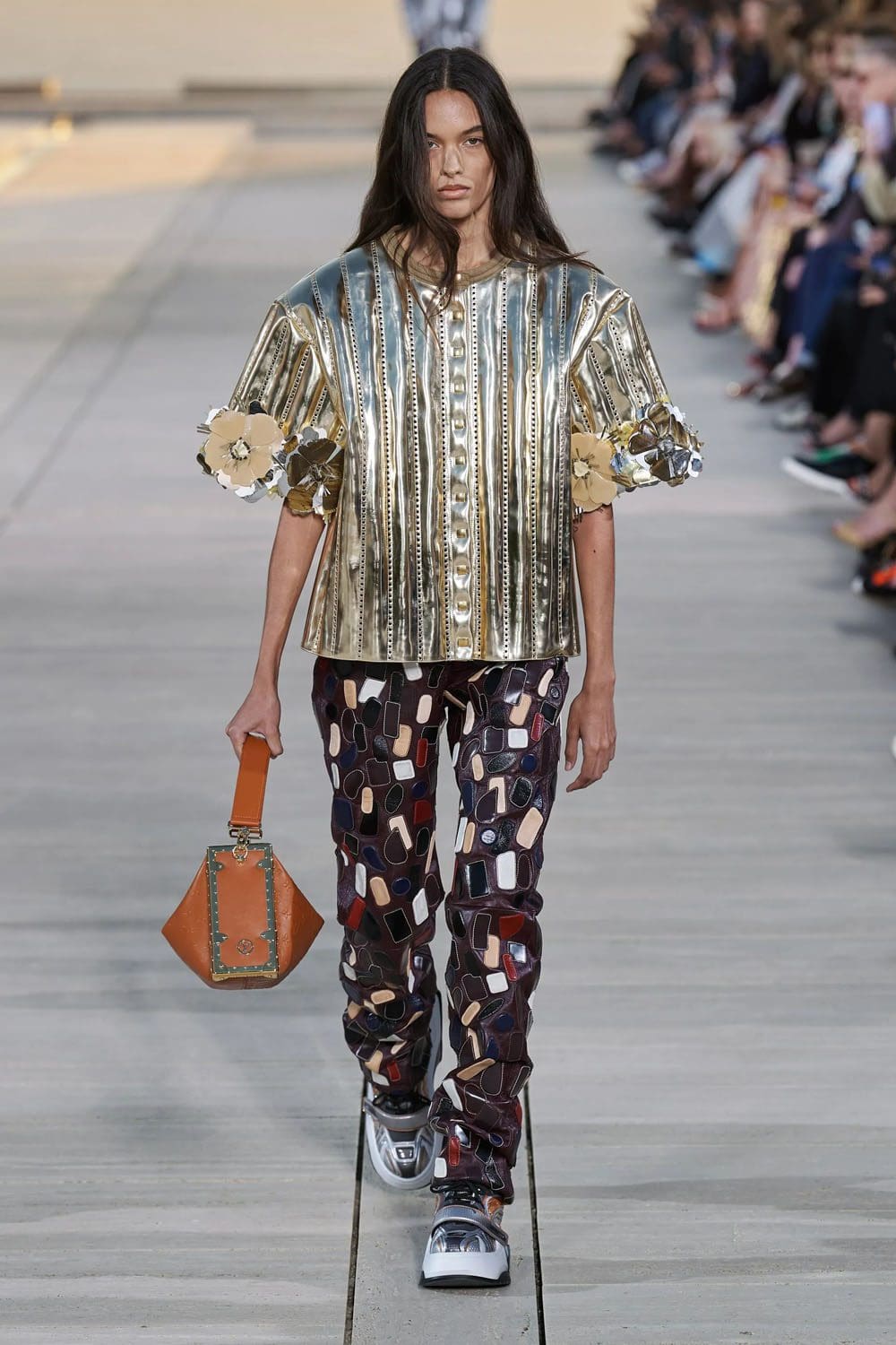 complejo de cruceros louis vuitton 2023 runway revista (49)