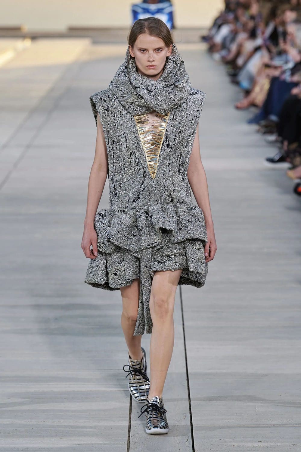 complejo de cruceros louis vuitton 2023 runway revista (5)