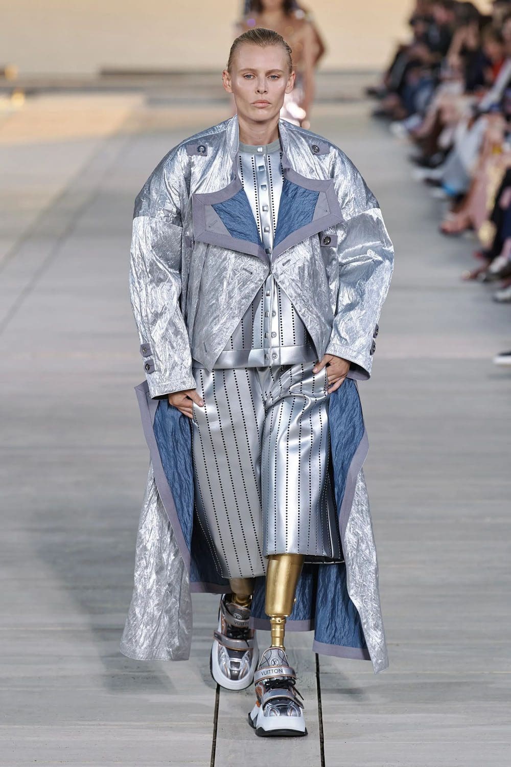 complejo de cruceros louis vuitton 2023 runway revista (50)