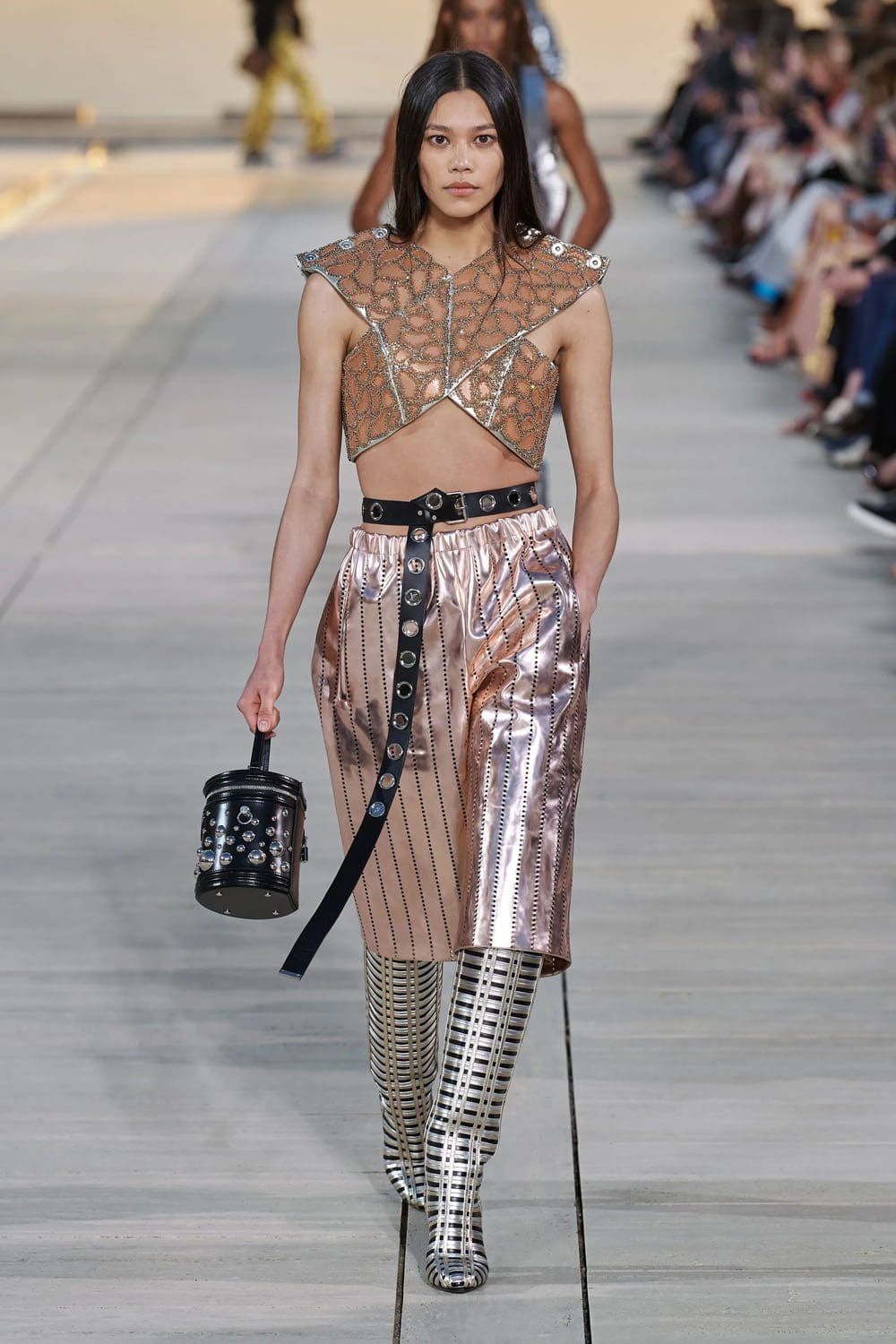 complejo de cruceros louis vuitton 2023 runway revista (51)