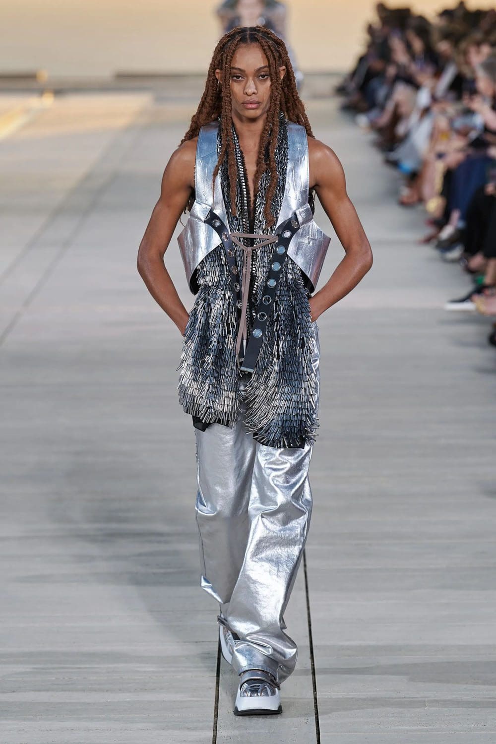 complejo de cruceros louis vuitton 2023 runway revista (52)