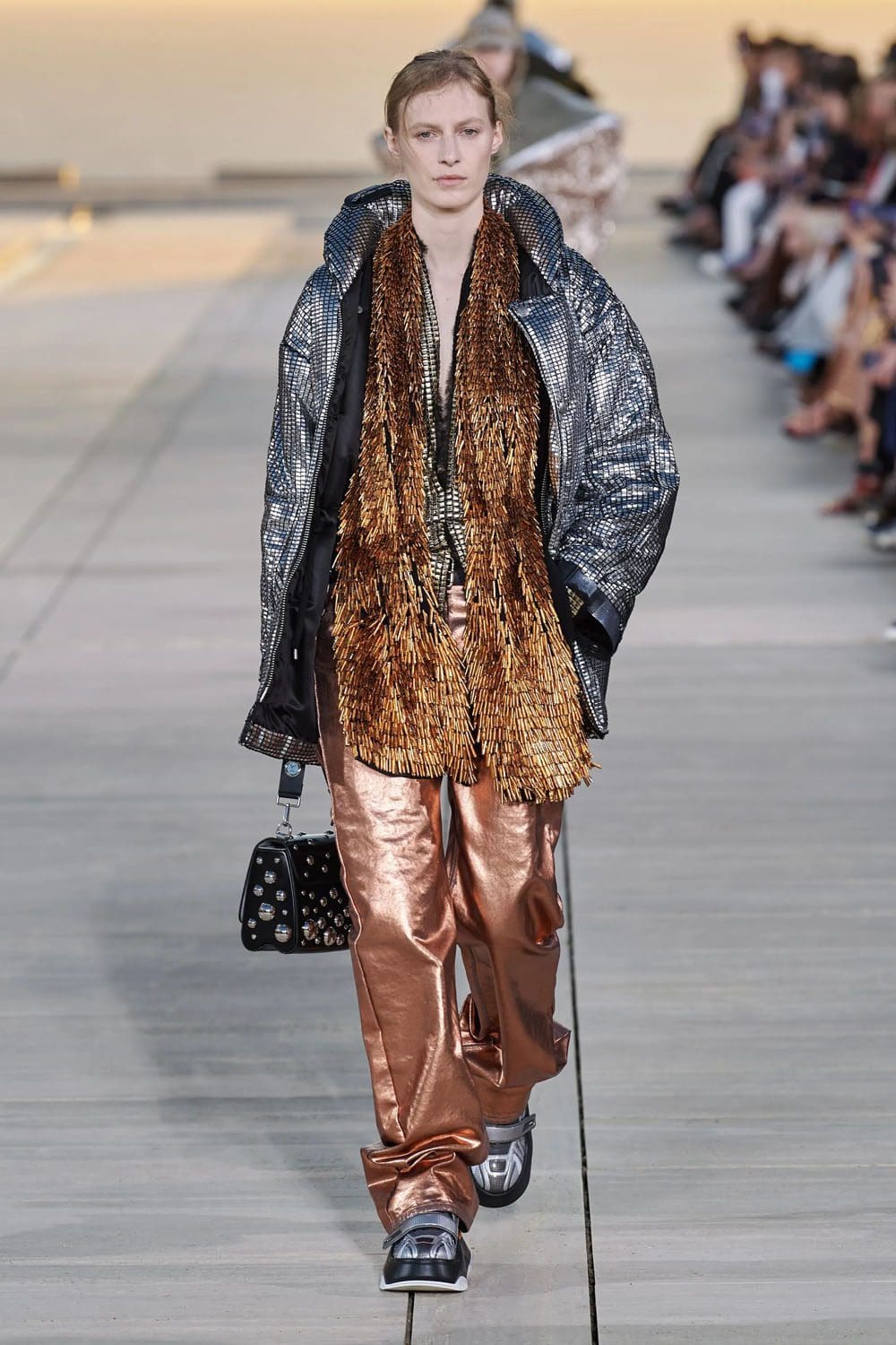 complejo de cruceros louis vuitton 2023 runway revista (53)