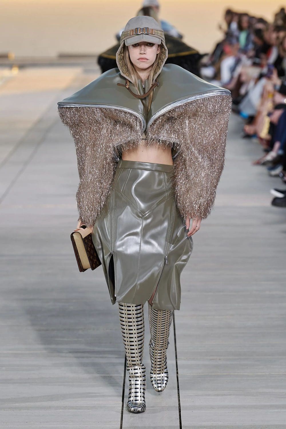 complejo de cruceros louis vuitton 2023 runway revista (54)