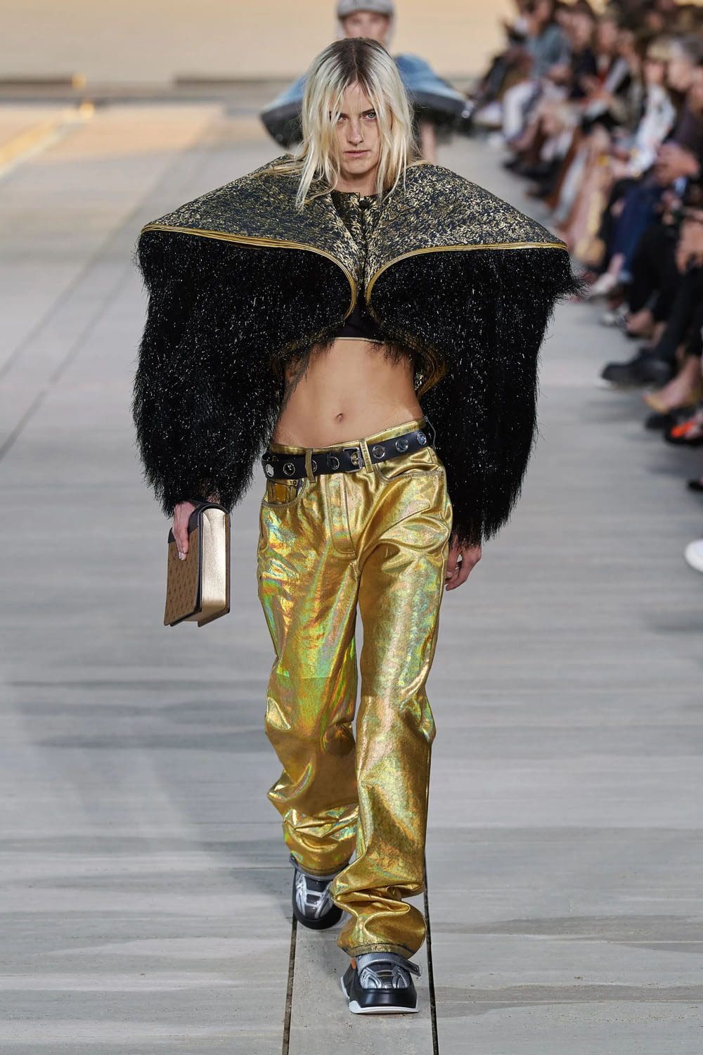 complejo de cruceros louis vuitton 2023 runway revista (55)