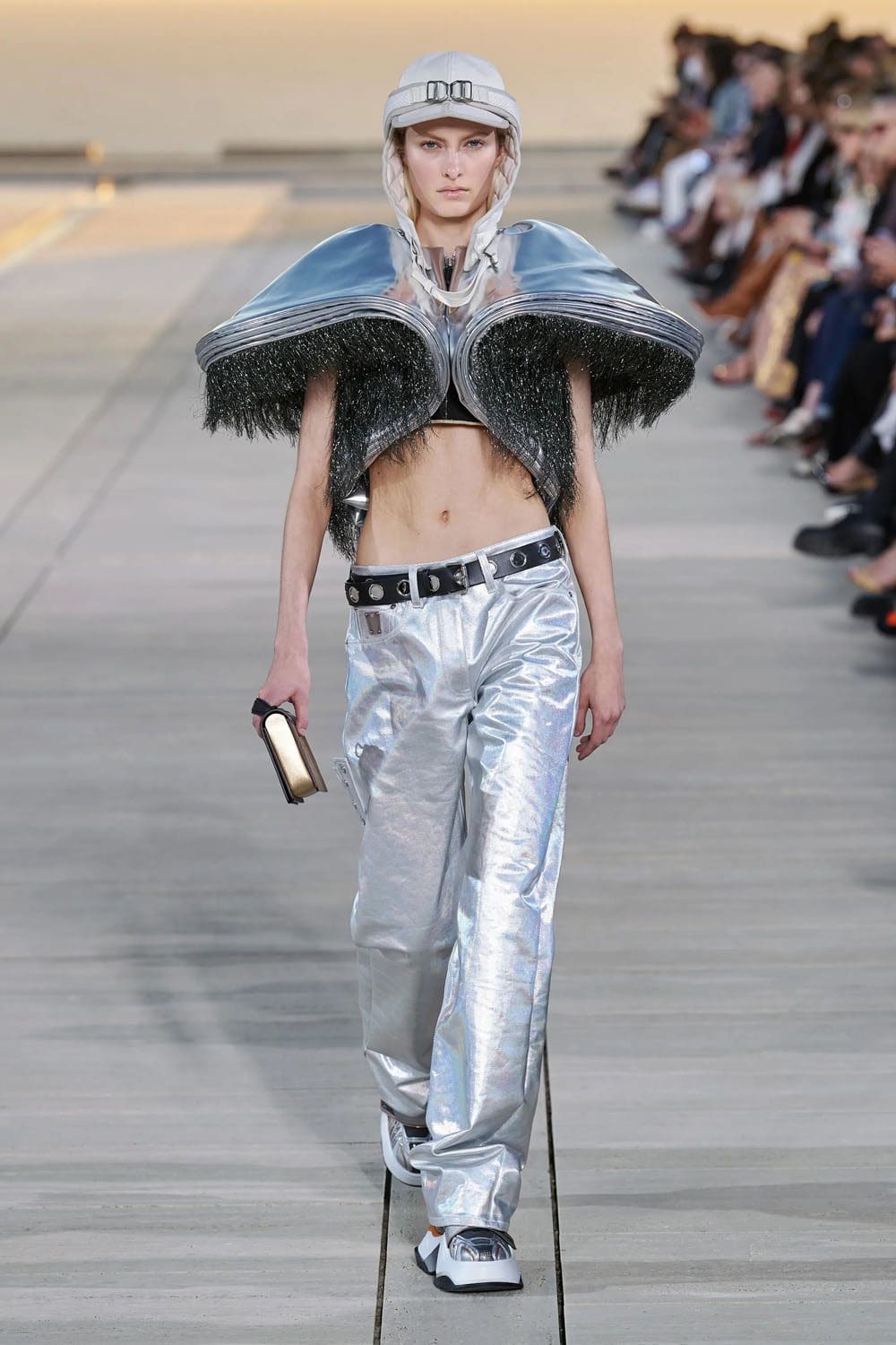 complejo de cruceros louis vuitton 2023 runway revista (56)