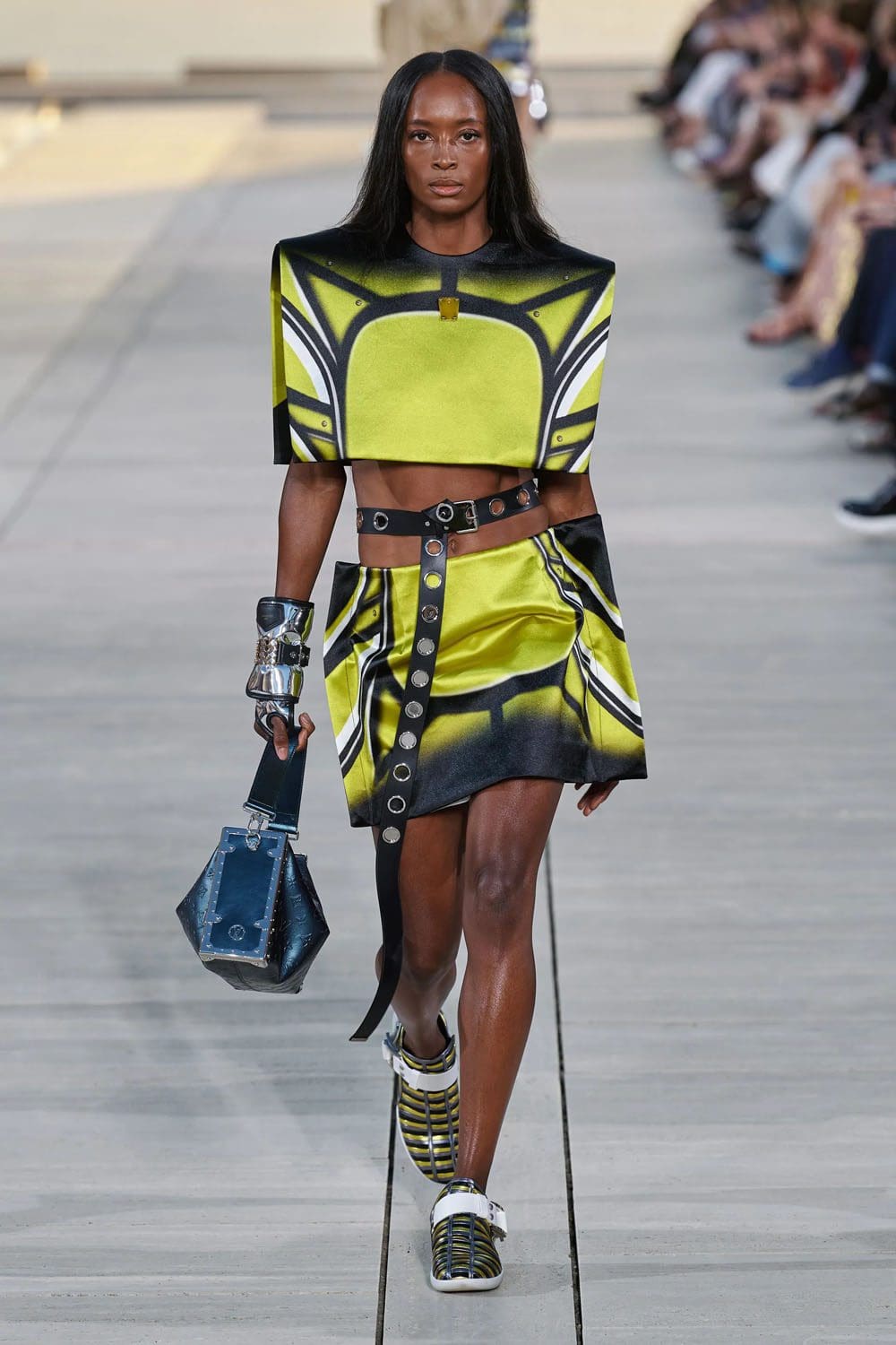 complejo de cruceros louis vuitton 2023 runway revista (8)