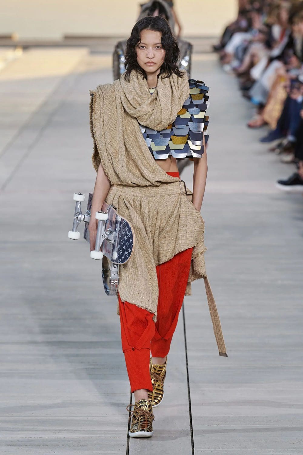 complejo de cruceros louis vuitton 2023 runway revista (9)