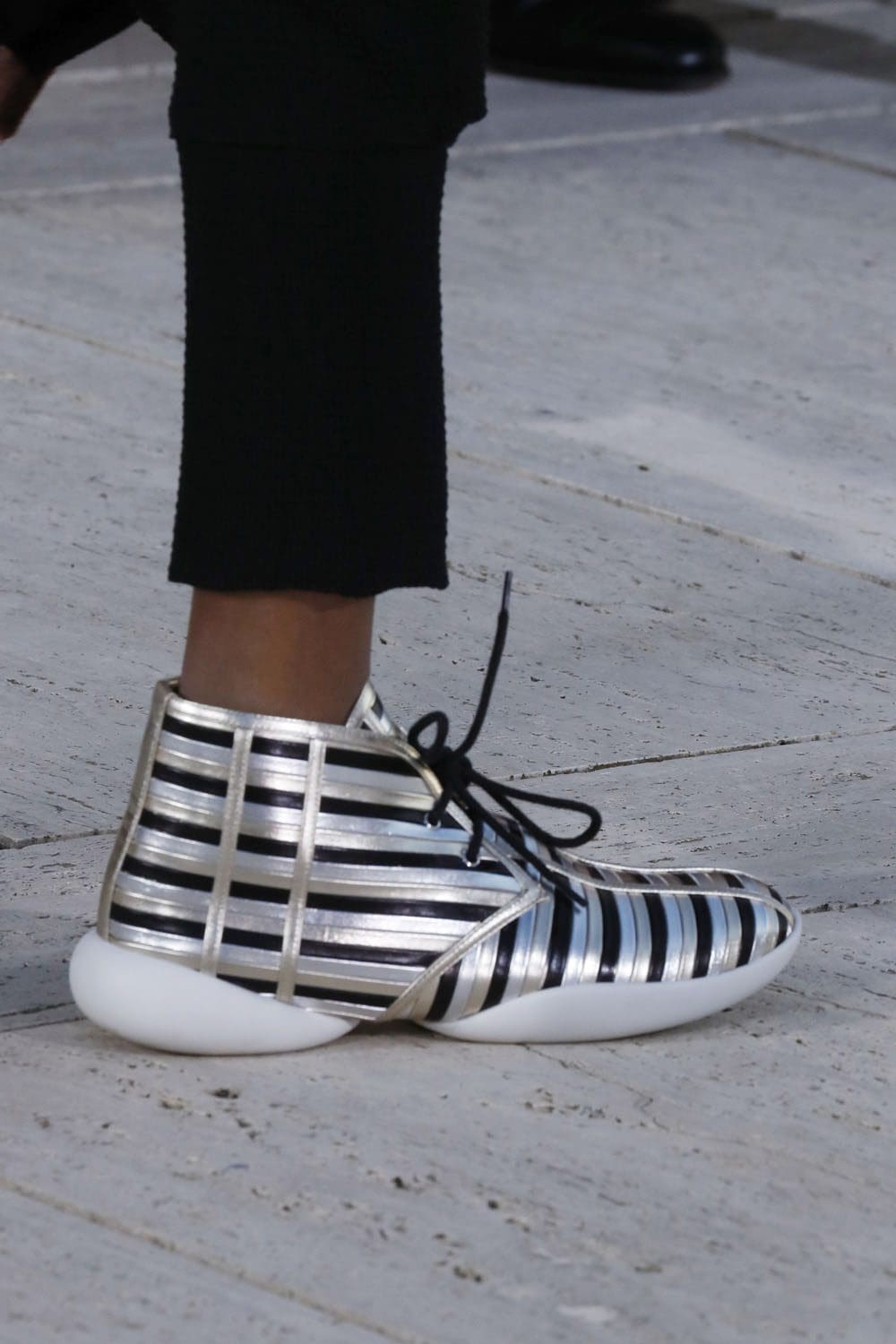 louis vuitton shoes cruise resort 2023 runway magazine (1)