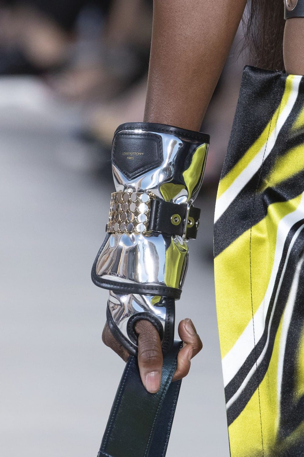 louis vuitton splint accessoires cruise resort 2023 runway magazine (5)
