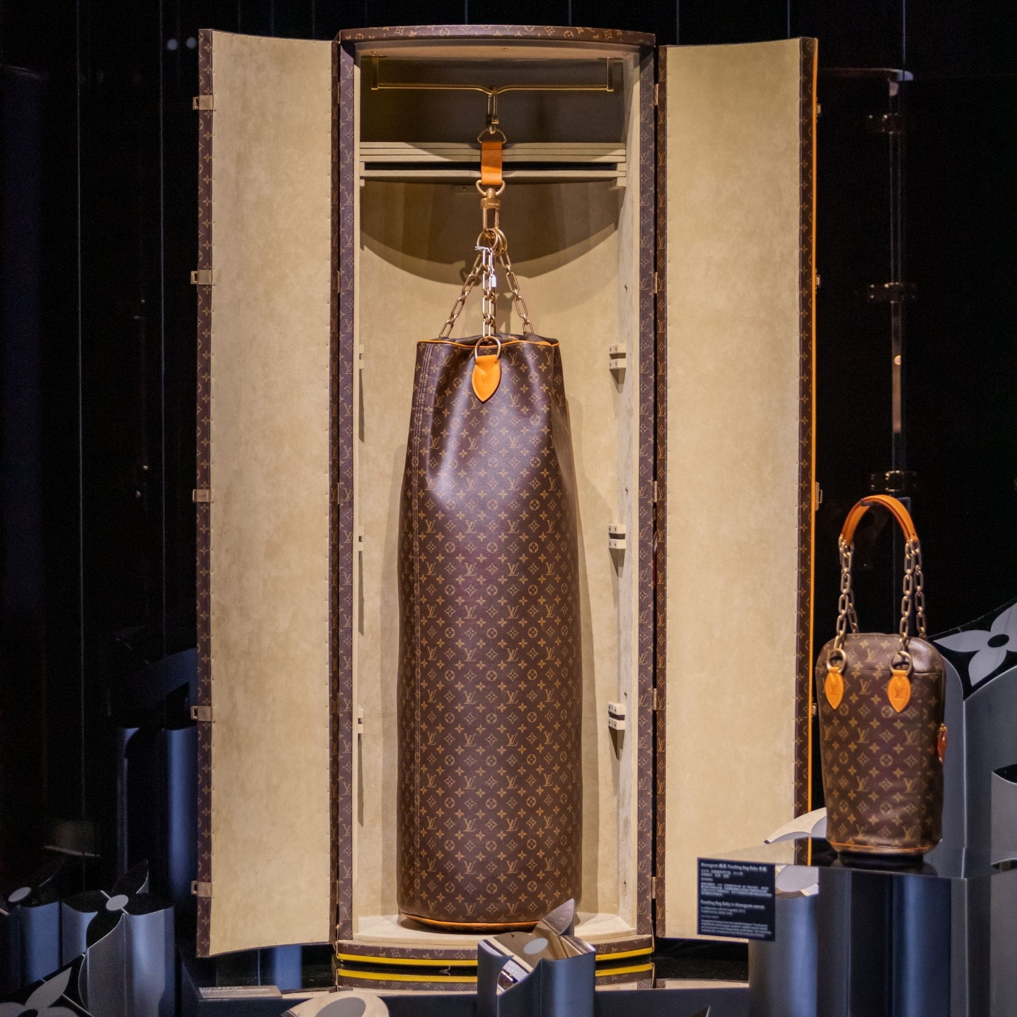 Exposición Louis Vuitton 160 en Qingdao China Runway Revistas