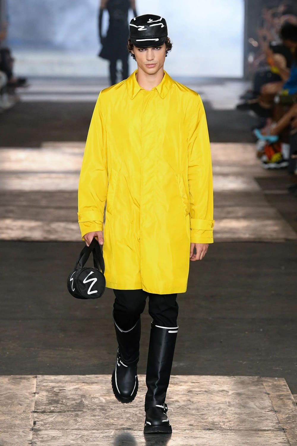 Moschino Homme Printemps Été 2023 Runway Magazine