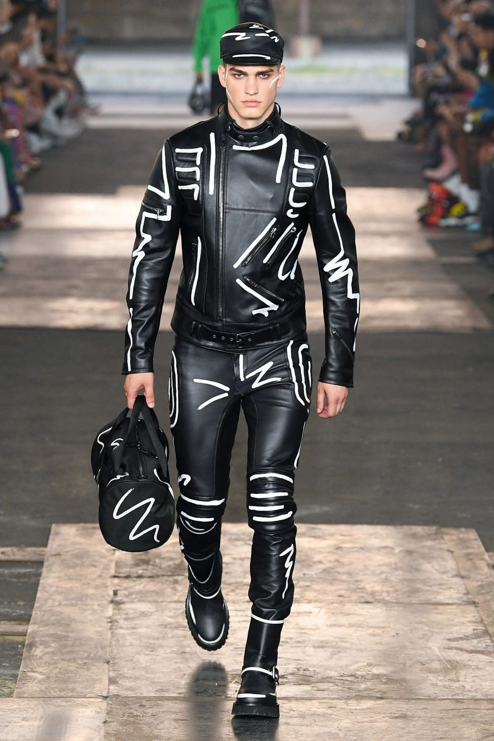Moschino Homme Printemps Été 2023 Runway Magazine