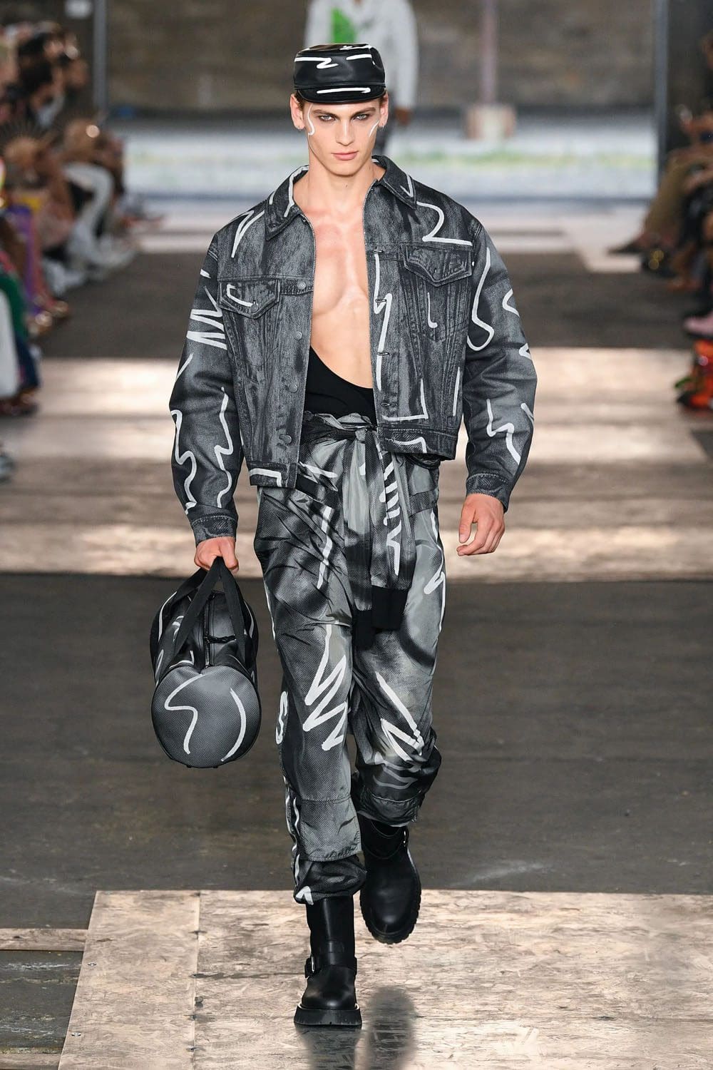 Moschino Homme Printemps Été 2023 Runway Magazine