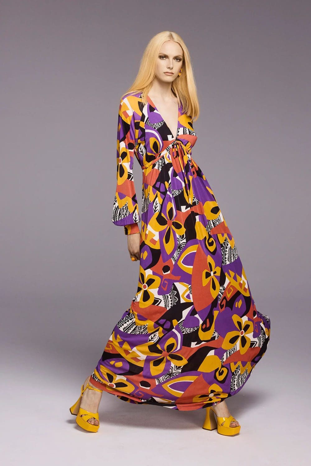 Moschino Resort 2023 Runway Magazin