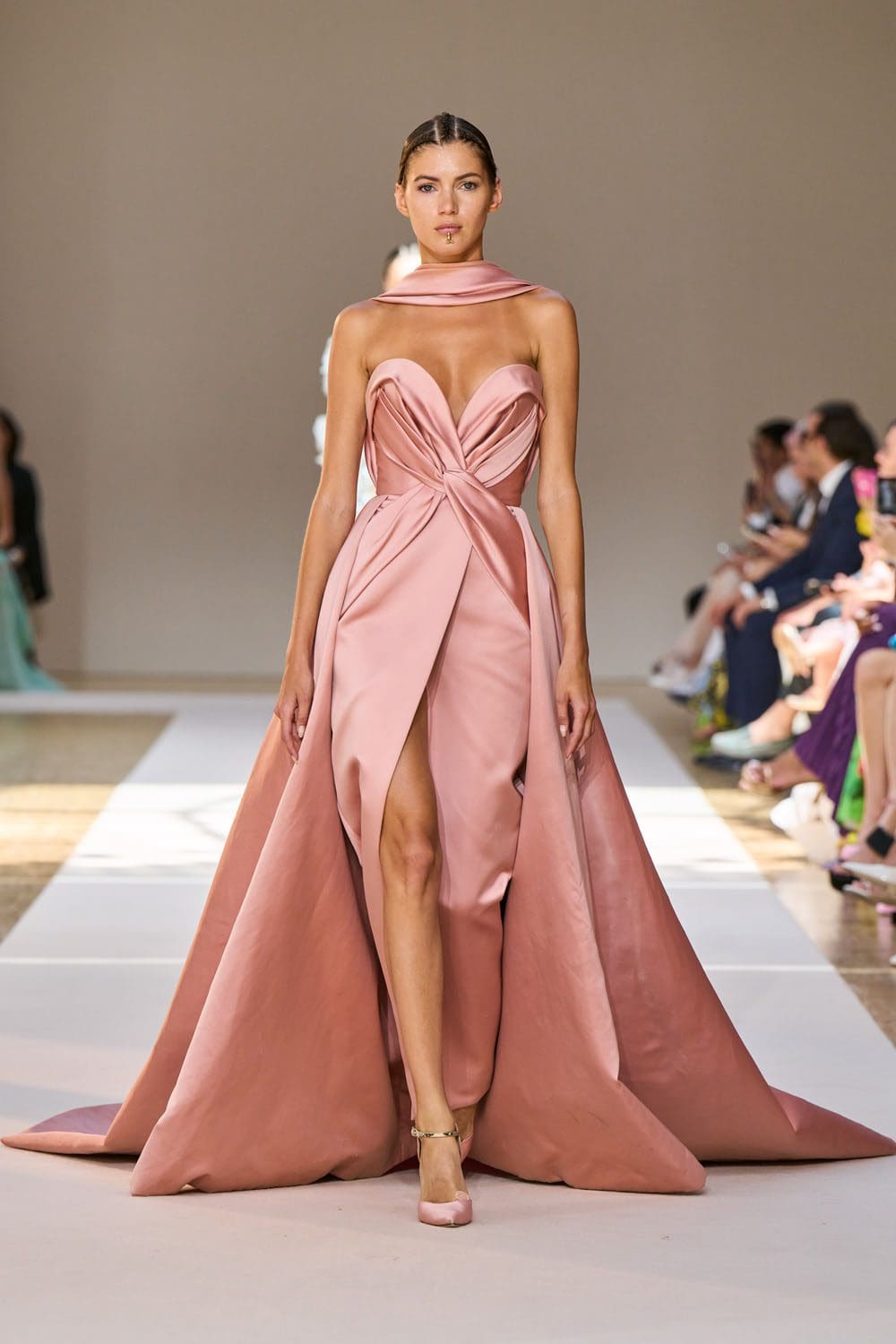 Elie Saab Haute Couture осень 2022-2023 Runway Магазины