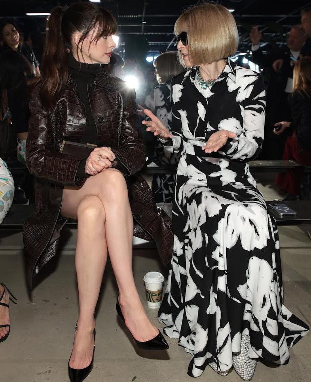 Anne Hathaway als Andy aus „Der Teufel trägt Prada“, Anna Wintour bei Michael Kors Frühjahr/Sommer 2023 Berlin Runway