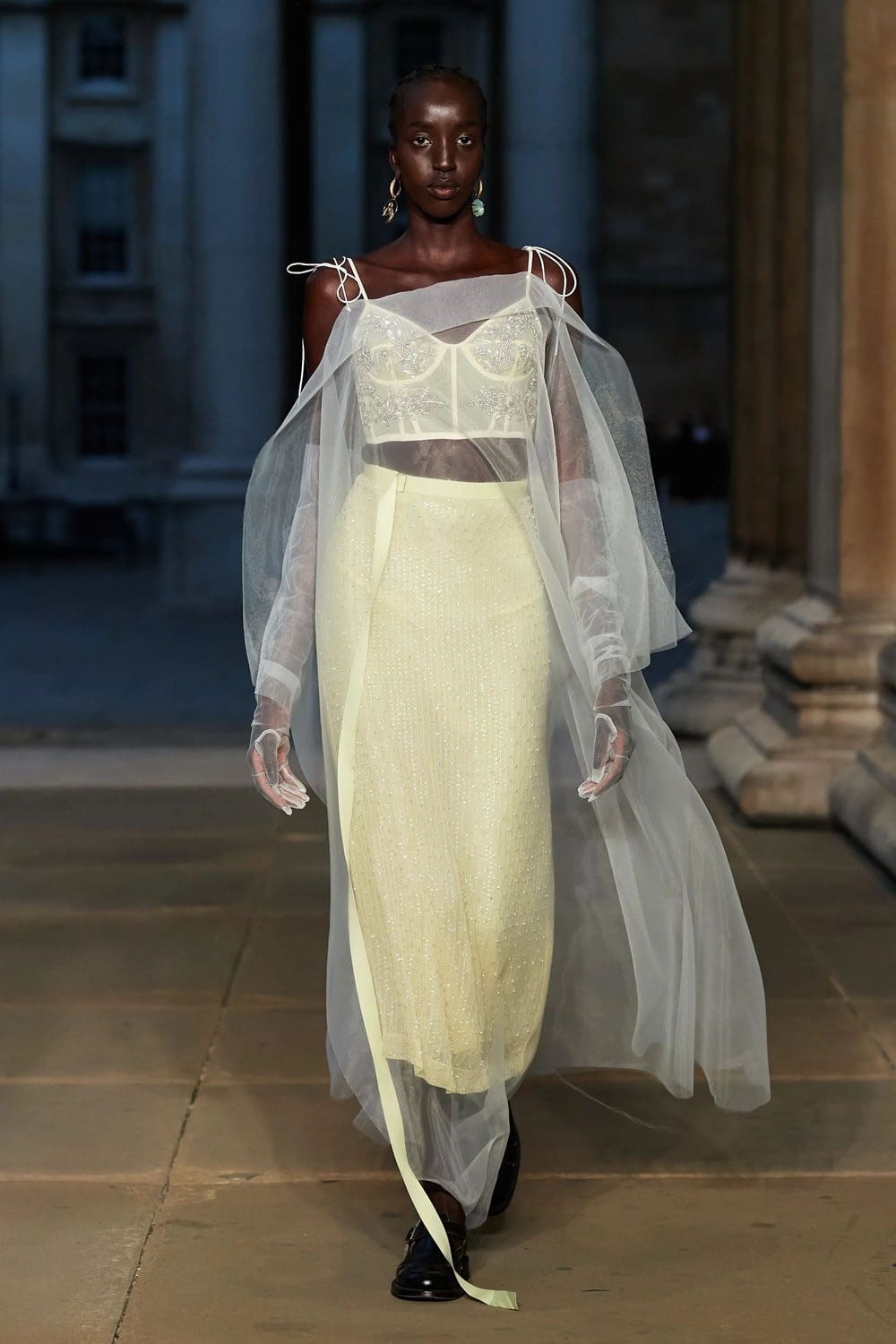 Erdem 春夏 2023 伦敦 Runway 杂志