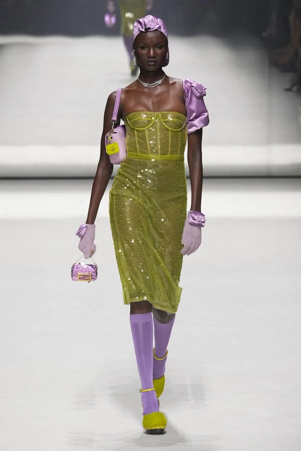Fendi Resort 2023 - 25 anni Fendi Baguette New York Runway Magazine
