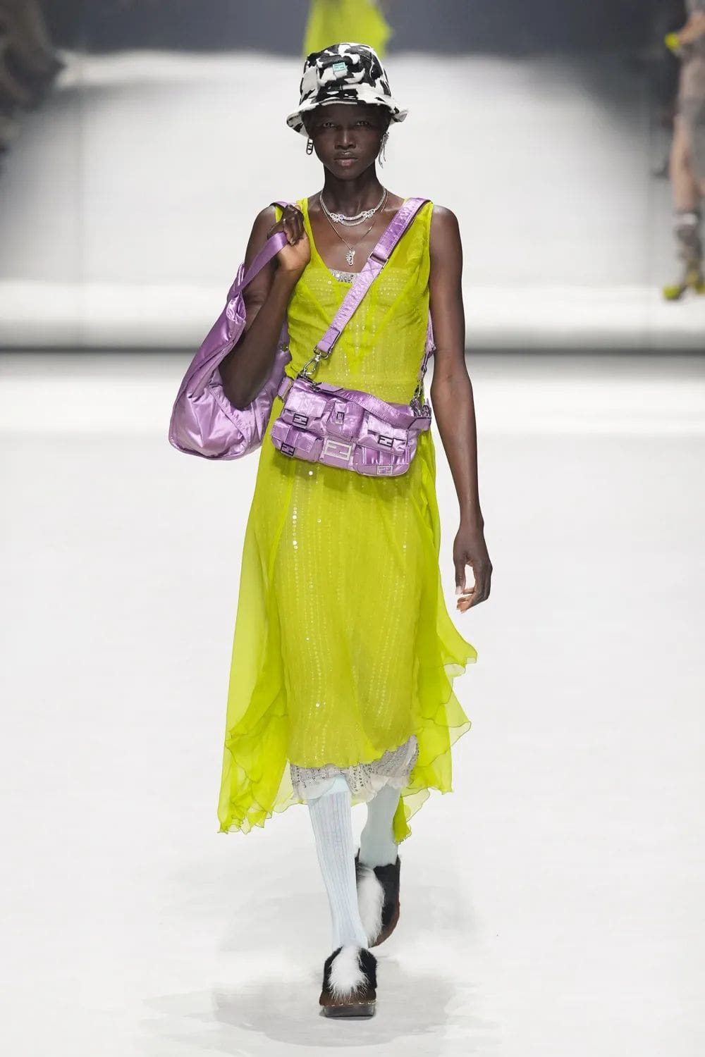 Fendi Resort 2023 - 25 anni Fendi Baguette New York Runway Magazine