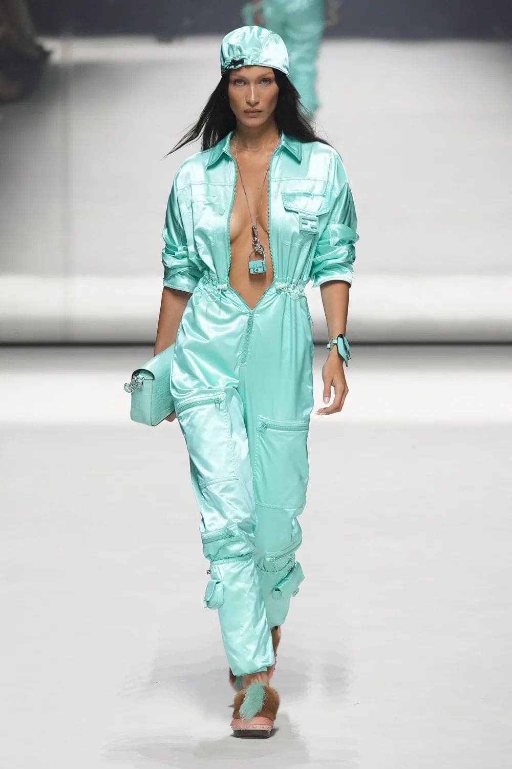 Fendi Resort 2023 - 25 anni Fendi Baguette New York Runway Magazine