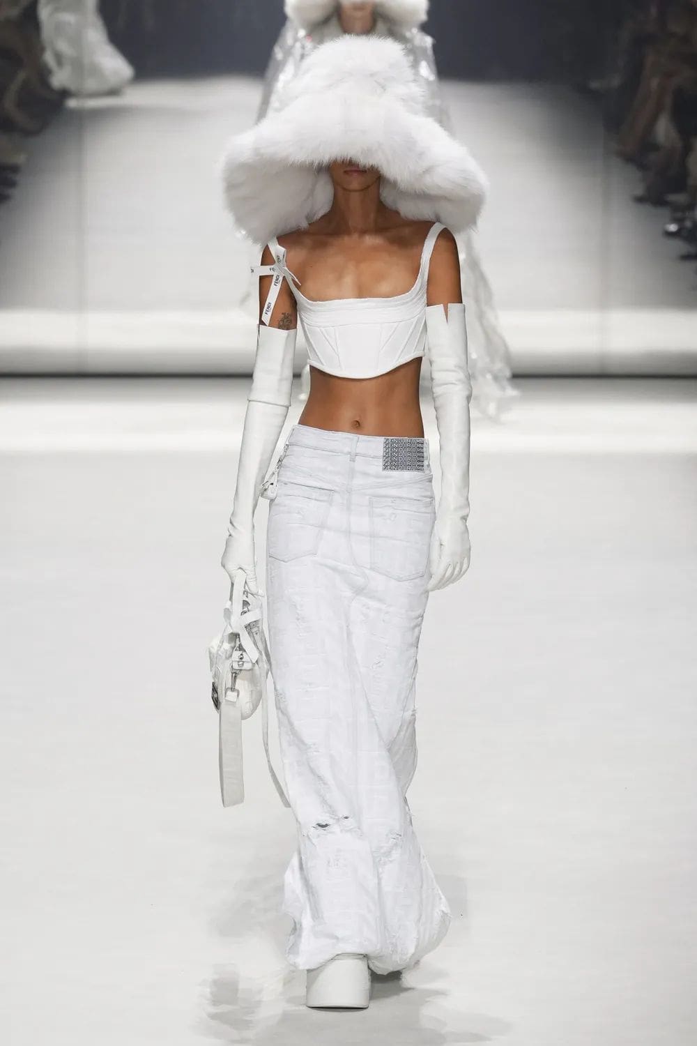 Fendi Resort 2023 - 25 anni Fendi Baguette New York Runway Magazine