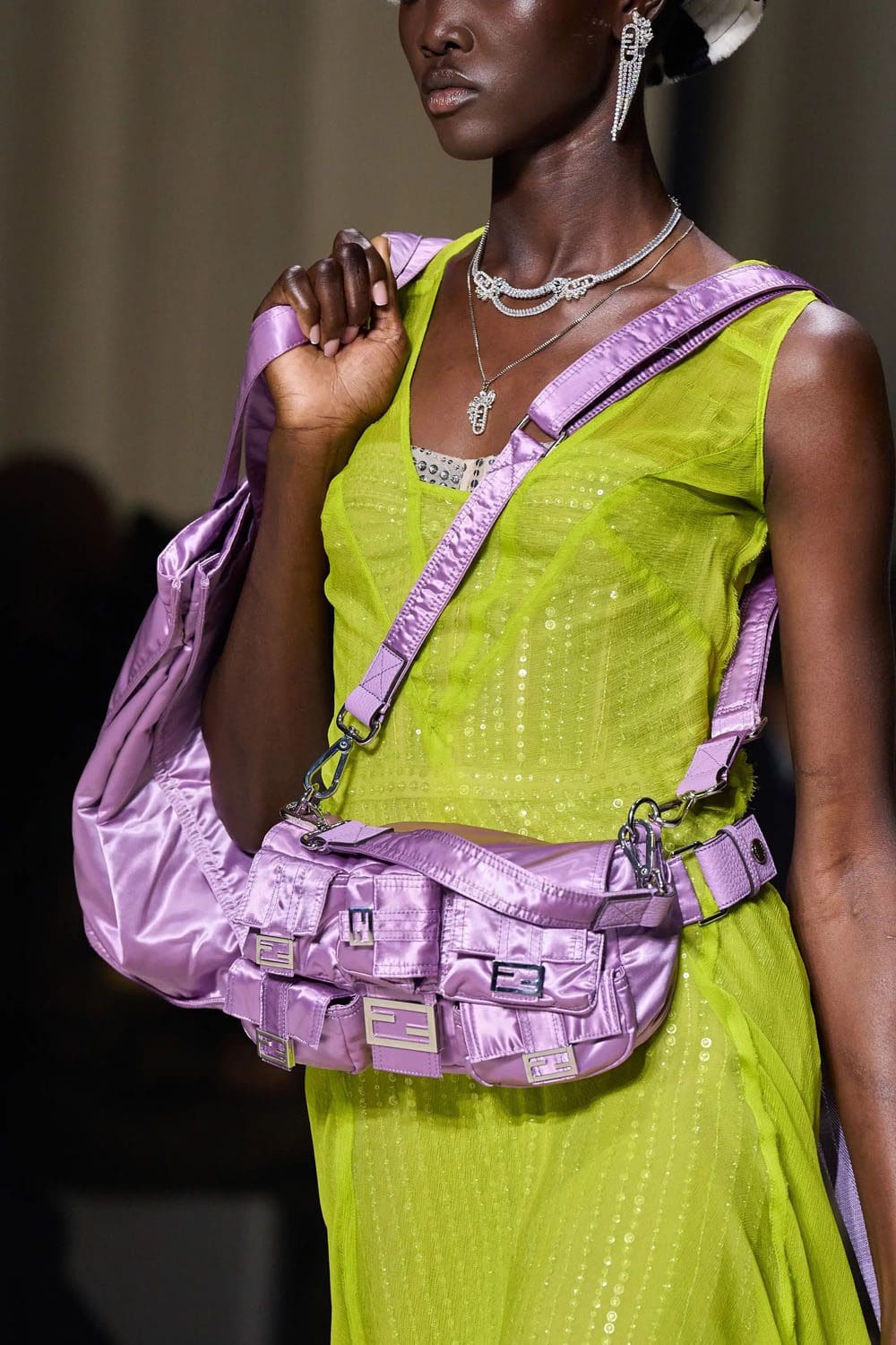 芬迪春季 2023 - Fendi Baguette New York 25 周年 详情 Runway 杂志