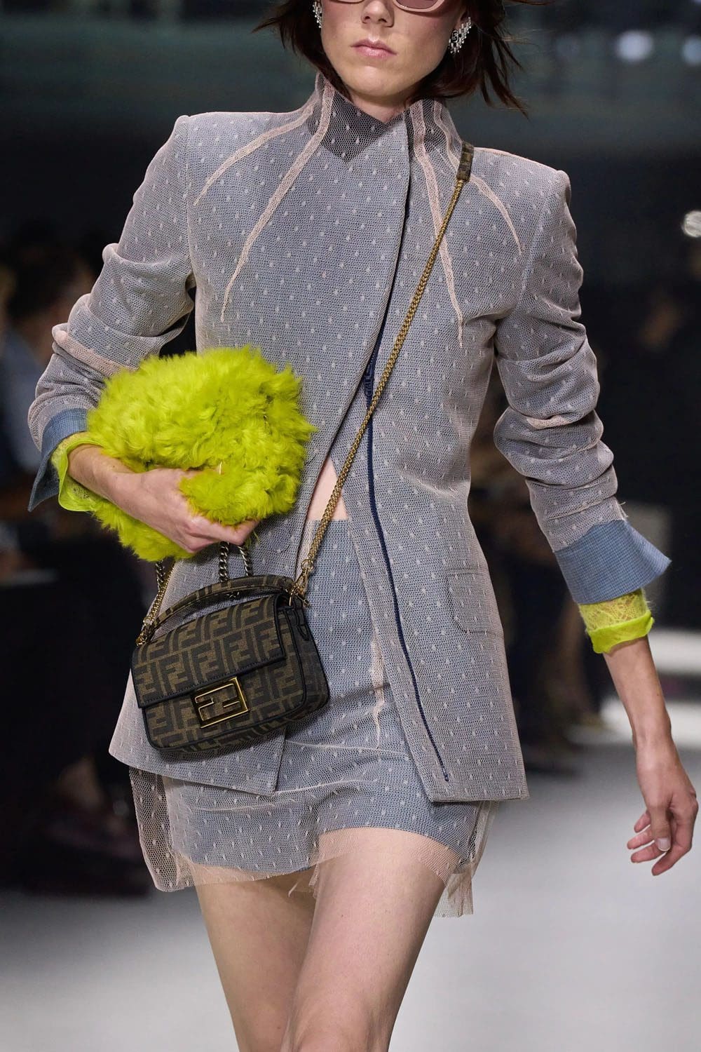 芬迪春季 2023 - Fendi Baguette New York 25 周年 详情 Runway 杂志